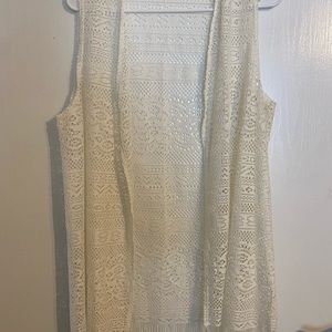 Knit/laced vest white with fringe at bottom